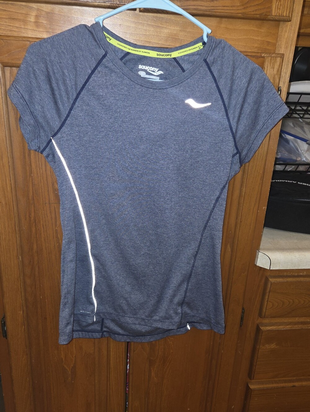 Saucony Women's Athletic Short Sleeve T-shirt size Small